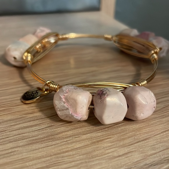 Bourbon & Boweties Pale Pink Agate Natural Stone Bangle - Picture 2 of 3